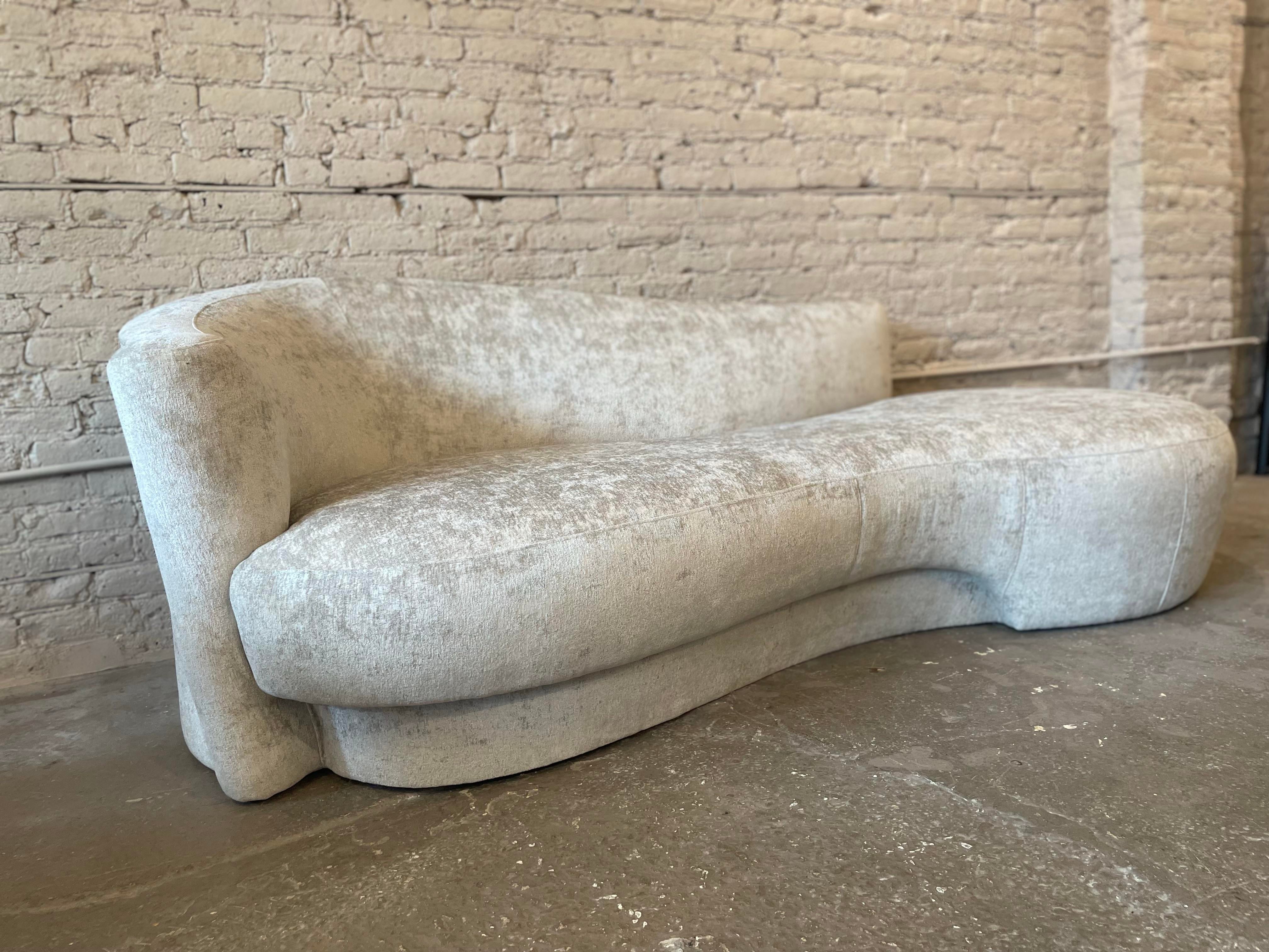 Curved Sofa Chaise 1980s in the Manner of Kagan