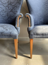Cargar imagen en el visor de la galería, 1940s Vintage Wingback Butterfly Chairs - a Pair
