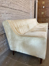 Cargar imagen en el visor de la galería, 1960s Vintage Beige Upholstered Sofa
