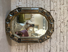 Cargar imagen en el visor de la galería, 1970s South Cone Collection by Baker Furniture Giltwood and Eglomise Mirror

